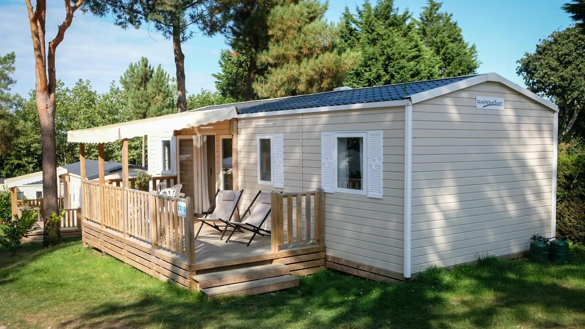 Mobil Home Xxl 4 Chambres - Camping A L'Ombre Des Tilleuls Peyrouse 0*,  France